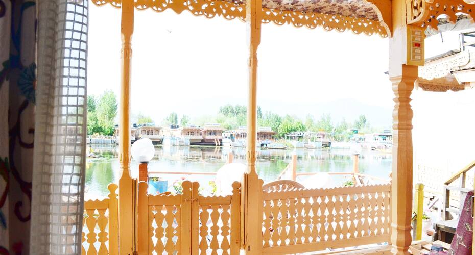 Young Pasadon Houseboat, Srinagar 4